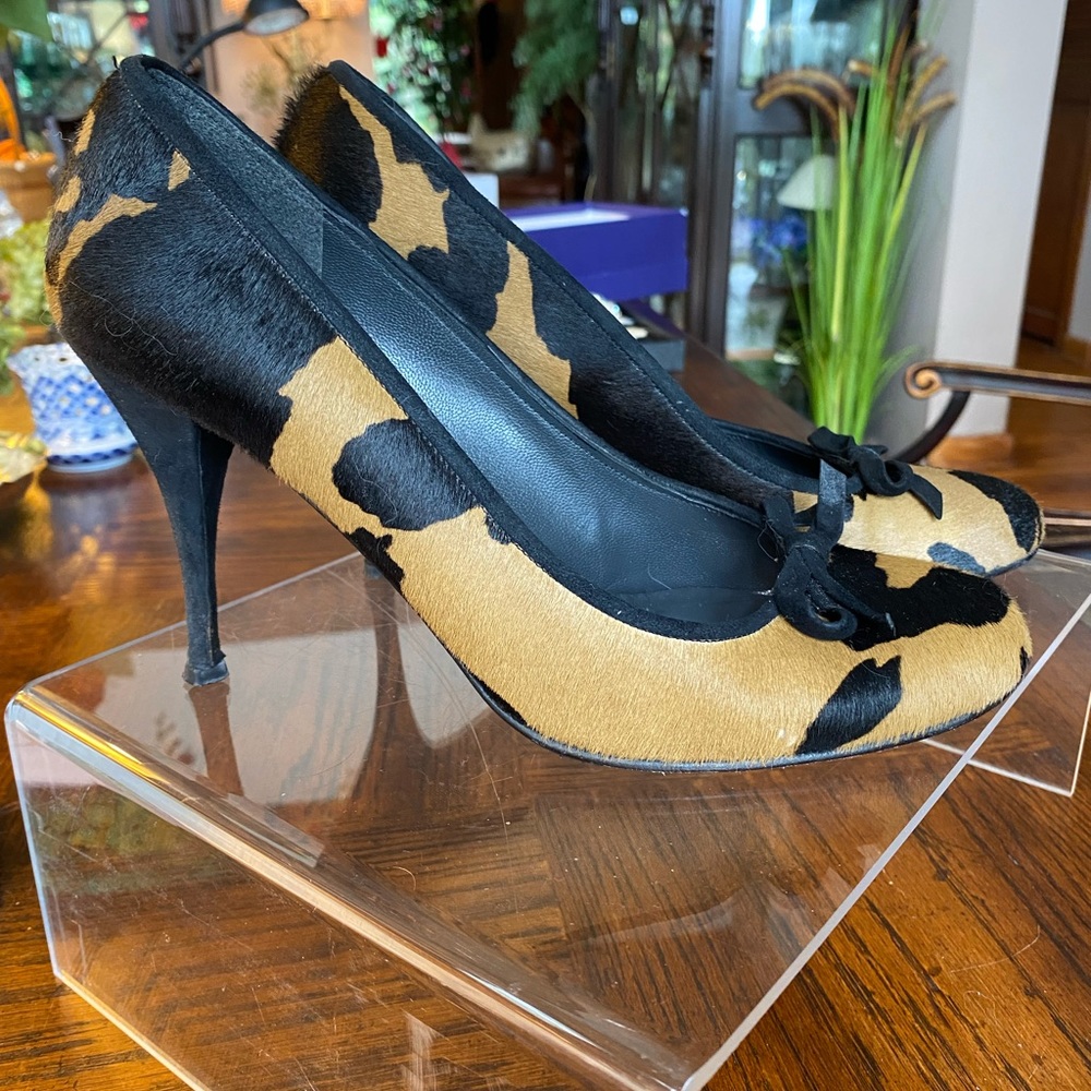 STUART WEITZMAN Sz 8M Black/ Camel Holstein (cow) Hide 3.5” Pumps with Bow